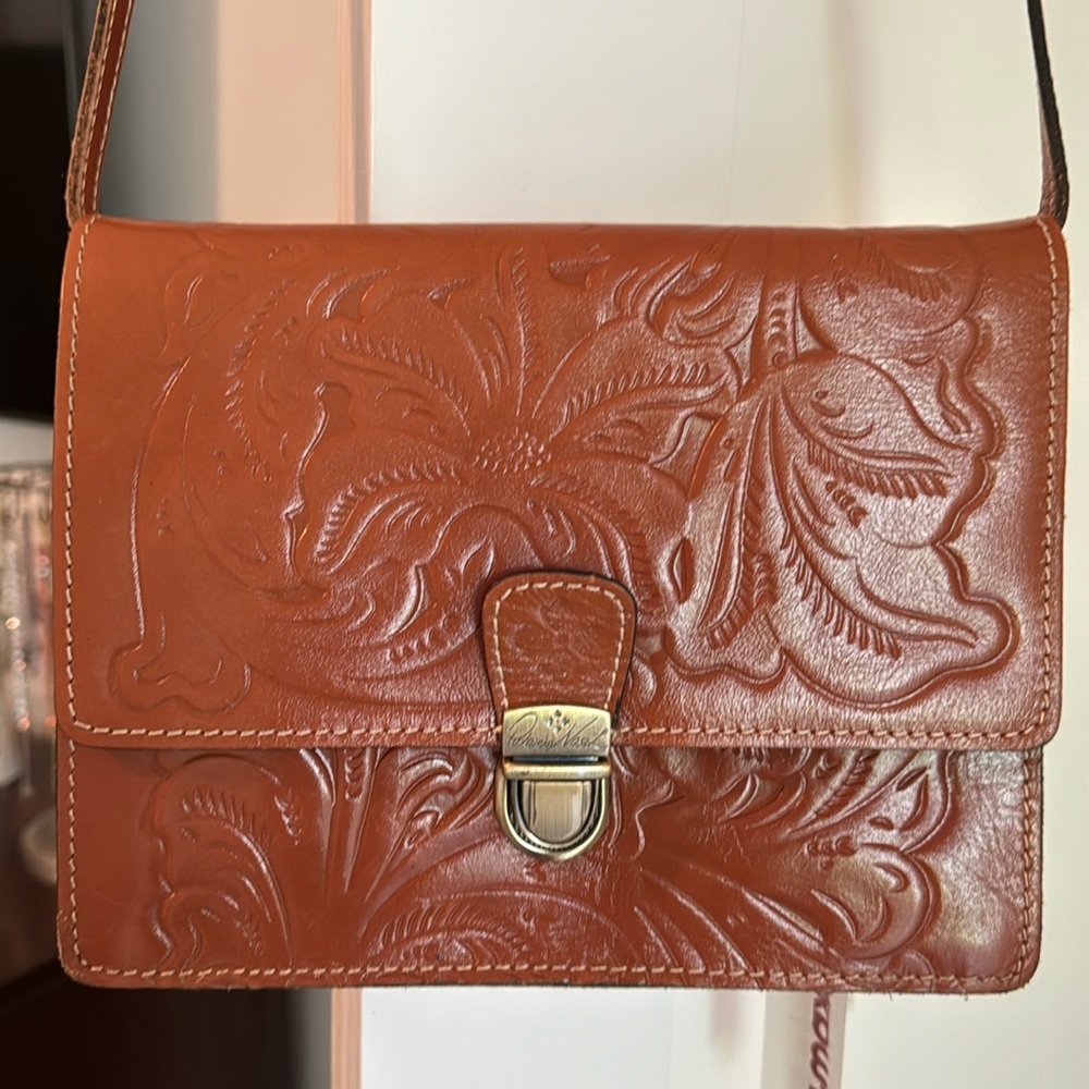 Patricia Nash NWT crossbody, never used. 9” across and 7 “ high.